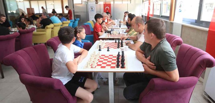 PAMUKKALE’DE ÇOCUKLAR BABALARIYLA SATRANÇ OYNADI