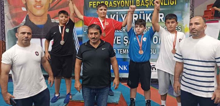 GÜREŞÇİLER ORDU’DAN MARALYALARLA DÖNDÜ