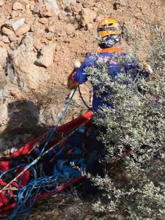 OTOMOBİL UÇURUMA YUVARLANDI: 4 ÖLÜ