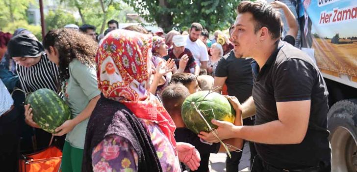 MERKEZEFENDİ VE ACIPAYAM BELEDİYESİ VATANDAŞA KARPUZ DAĞITTI