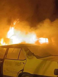 PARK HALİNDEKİ ARAÇLAR YANDI