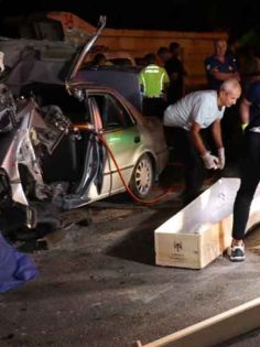 YÖN TABELASINA ÇARPAN SÜRÜCÜ ÖLDÜ