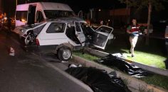 İŞÇİ MİNİBÜSÜ İLE OTOMOBİL ÇARPIŞTI: 2 ÖLÜ, 10 YARALI