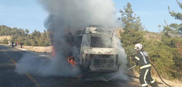 MİNİBÜS SEYİR HALİNDEYKEN YANDI