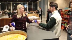 BAŞKAN DOĞAN, SICAK ÇORBA İKRAMI İLE ÖĞRENCİLERİN İÇİNİ ISITIYOR