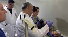 ZİYARET SIRASINDA İKİ HASTAYA MÜDAHALE ETTİ