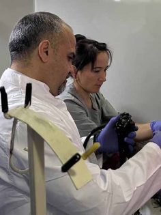 ZİYARET SIRASINDA İKİ HASTAYA MÜDAHALE ETTİ