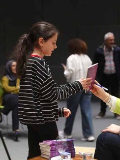 SİHİRLİ AĞAÇ KİTABININ YAZARI MİNİK OKUYUCULARI İLE BULUŞTU