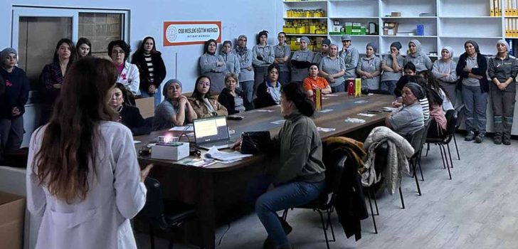 FABRİKADA ÇALIŞAN KADINLARA KANSERİ ANLATTILAR FABRİKADA ÇALIŞAN KADINLARA KANSERİ ANLATTILAR