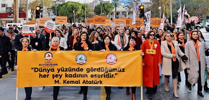 KADINLAR ŞİDDETE KARŞI YÜRÜDÜ