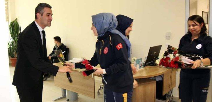 112 ACİL’DEN SAĞLIK ÇALIŞANLARINA ÇİÇEK