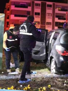 OTOMOBİL ANIT DUVARINA ÇARPTI: 1 ÖLÜ, 1 YARALI