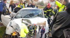 KAZA YAPAN ARAÇTA SIKIŞAN İKİ KİŞİYİ İTFAİYE KURTARDI