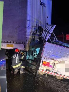 TIR KAMYONETİ EZDİ: 1 ÖLÜ, 1 YARALI
