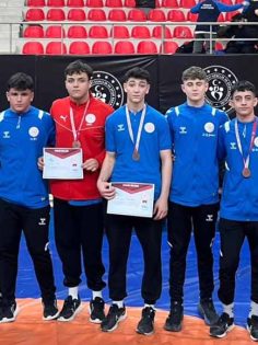 GÜREŞ’TE GRUP MÜSAKABAKALARINDAN ALTIN ÇIKARDI