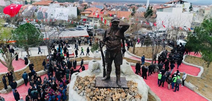 ESNAF DESTEK VERDİ, HEYKEL TEKRAR DİKİLDİ