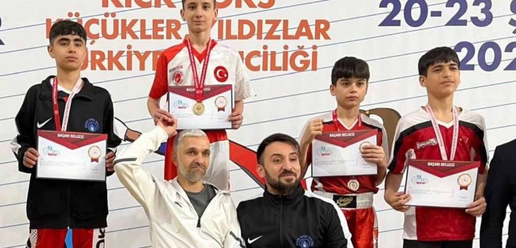 KICK BOKS’TA TÜRKİYE ŞAMPİYONU KICK BOKS’TA TÜRKİYE ŞAMPİYONU