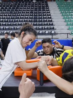 BİLEK GÜREŞİNDE MADALYALAR SAHİPLERİNİ BULDU