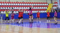 HENTBOL’DE MİNİKLER KAPIŞIYOR