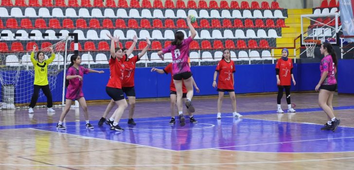 HENTBOL’DE MİNİKLER KAPIŞIYOR