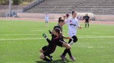 KIZLAR SAHADA KAPIŞIYOR