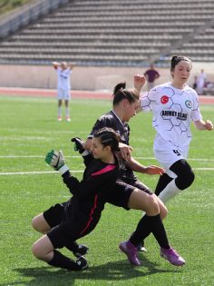 KIZLAR SAHADA KAPIŞIYOR