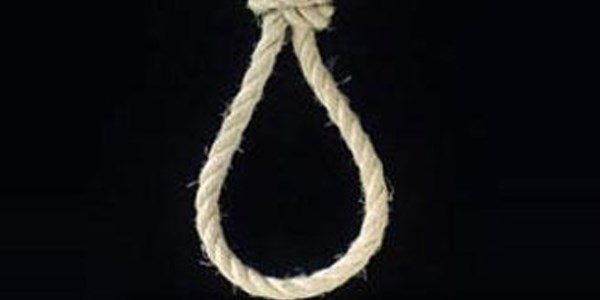 YAŞLI KADIN KENDİNİ ASTI