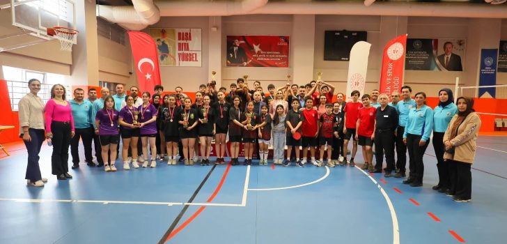 MASA TENİSİNDE ÖDÜLLER VERİDİ