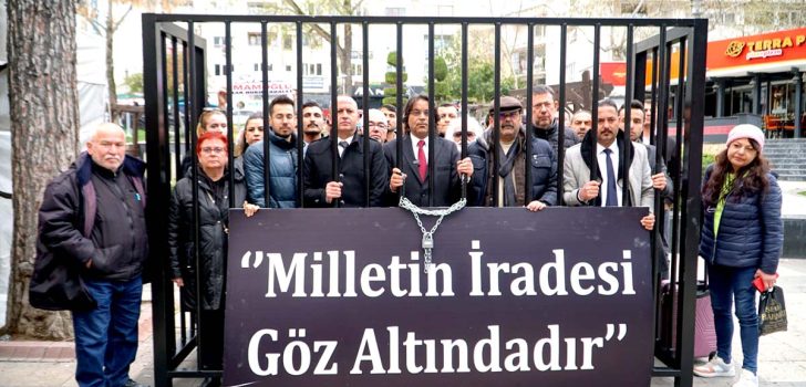 CHP ÖNÜNDE TEMSİLİ KODES KURUP NÖBETE BAŞLADILAR