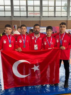 GÜREŞTE DENİZLİLİ KAAN EMİRHAN DÜNYA İKİNCİSİ