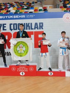 DENİZLİLİ KARATECİLERDEN MADALYA YAĞMURU
