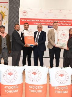 DENİZLİ’DE ÜRETİCİLERE 64 TON TOHUM DAĞITIMI YAPILDI