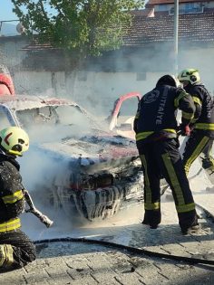 YANAN OTOMOBİL KULLANILMAZ HALE GELDİ