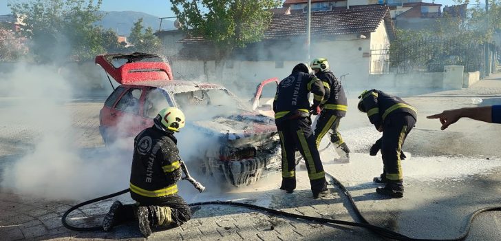 YANAN OTOMOBİL KULLANILMAZ HALE GELDİ