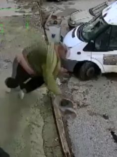 ARBEDEDE İTİLEN ADAM 2 METRELİK YERDEN DÜŞÜP KOMALIK OLDU