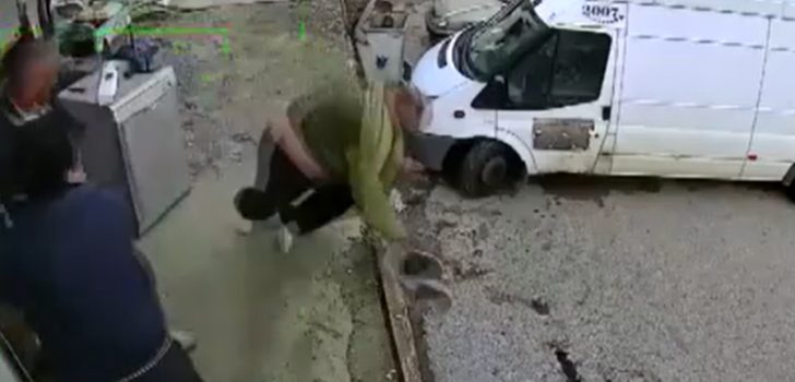 ARBEDEDE İTİLEN ADAM 2 METRELİK YERDEN DÜŞÜP KOMALIK OLDU