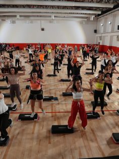 350 KADIN KURSİYER DÜNYA DANS GÜNÜ’NDE ZUMBA GÖSTERİSİ YAPTI