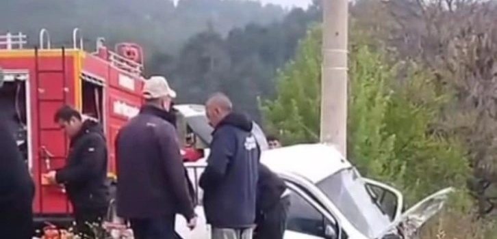 ACIPAYAM’DA OTOMOBİL DİREĞE ÇARPTI: 2 ÖLÜ, 1 YARALI