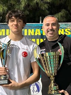 DENİZLİLİ MİLLİ YÜZÜCÜDEN TARİHİ BAŞARI