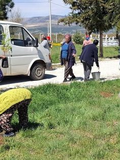 BELEDİYE VERDİ VATANDAŞLAR FİDANI DİKTİ