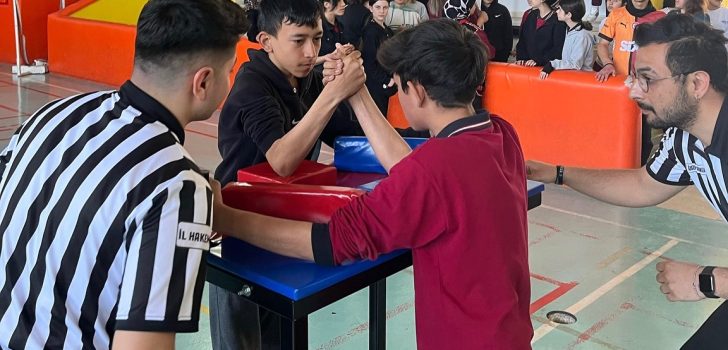 BEYAĞAÇ’TA BİLEK GÜREŞİ ŞAMPİYONASI