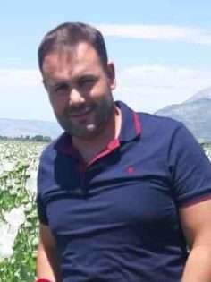 OTOMOBİL BETON DİREĞE ÇARPTI, SÜRÜCÜ ÖLDÜ