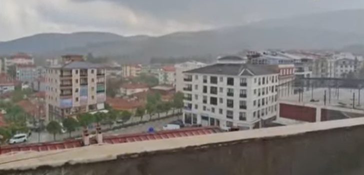 KALE’Yİ DOLU YAĞIŞI VURDU