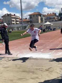 UZUN ATLAMADA ARZU’DAN ALKIŞLANACAK DERECE