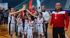 BASKETBOL’DA KIZLAR ÖDÜLLERİNİ ALDI