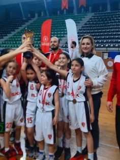 BASKETBOL’DA KIZLAR ÖDÜLLERİNİ ALDI