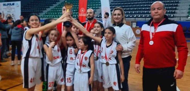 BASKETBOL’DA KIZLAR ÖDÜLLERİNİ ALDI