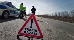 OTOMOBİL, TRAKTÖRE ÇARPTI: 2 YARALI