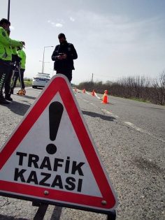 OTOMOBİL, TRAKTÖRE ÇARPTI: 2 YARALI