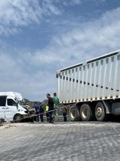 MİNİBÜS, TIRA ARKADAN ÇARPTI: 1 ÖLÜ